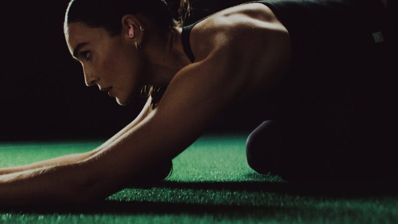 Kirsty Godso met en avant les Powerbeats Fit pour la performance