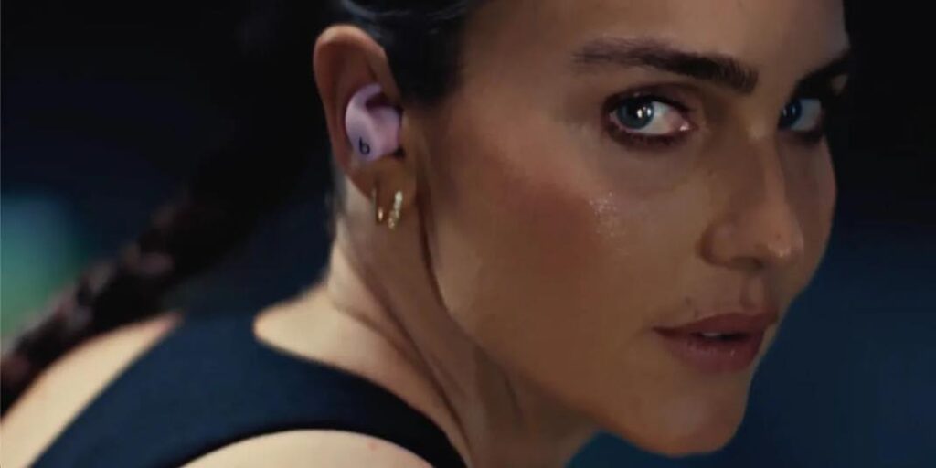 Kirsty Godso met en avant les Powerbeats Fit pour la performance Kirsty Godso met en avant les Powerbeats Fit pour la performance