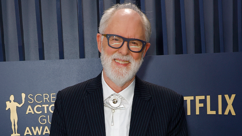 John lithgow défend son rôle de dumbledore dans la série harry potter