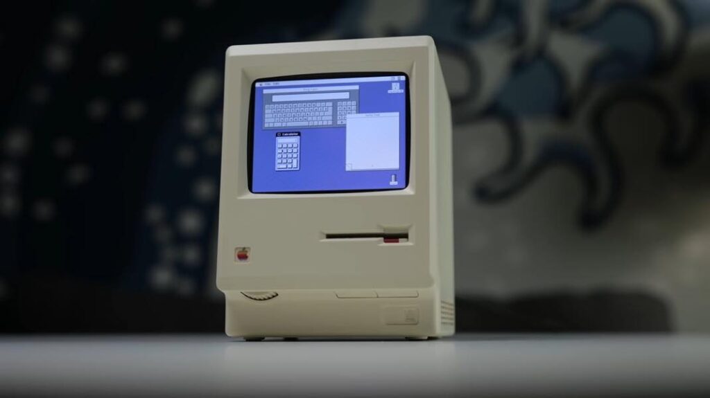 Un mini macintosh fonctionnel dans un réveil Un mini macintosh fonctionnel dans un réveil