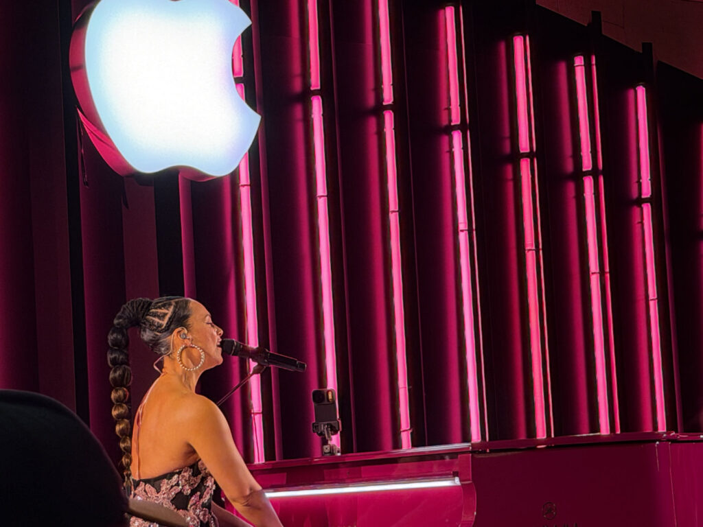 Apple célèbre son 50e anniversaire avec un concert d'alicia keys