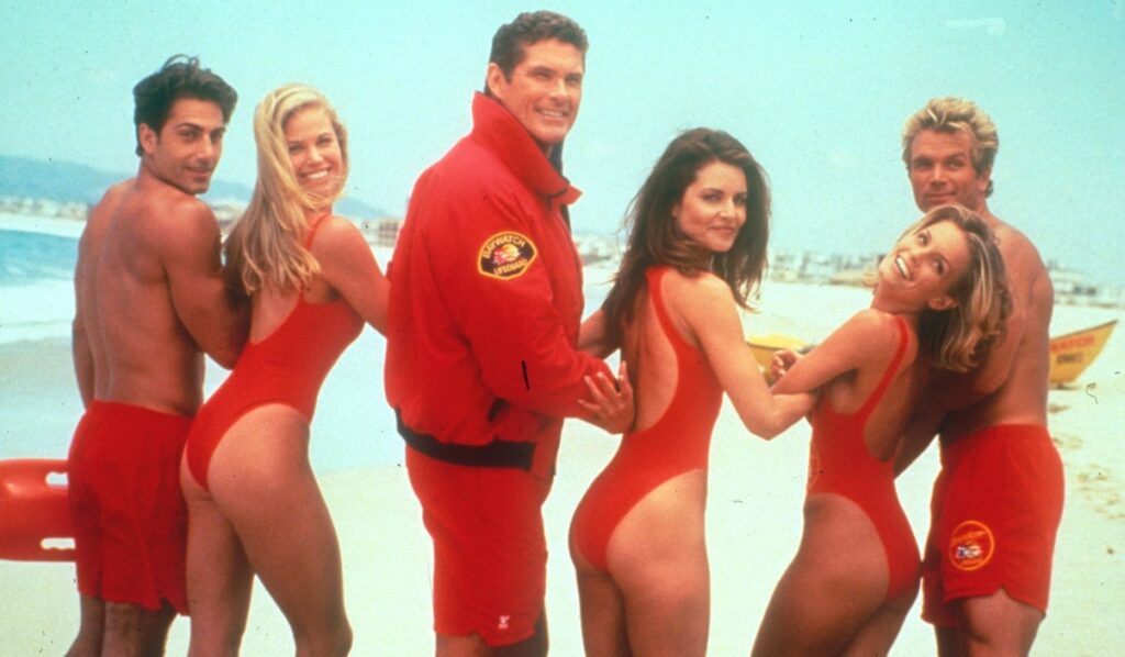 Le reboot d'alerte à malibu étoffe son casting avec shay mitchell