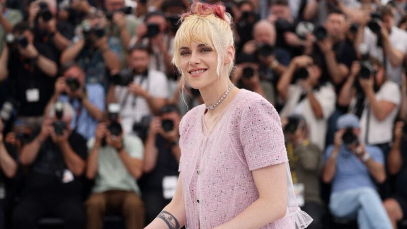 Kristen stewart incarne sally ride dans la série the challenger