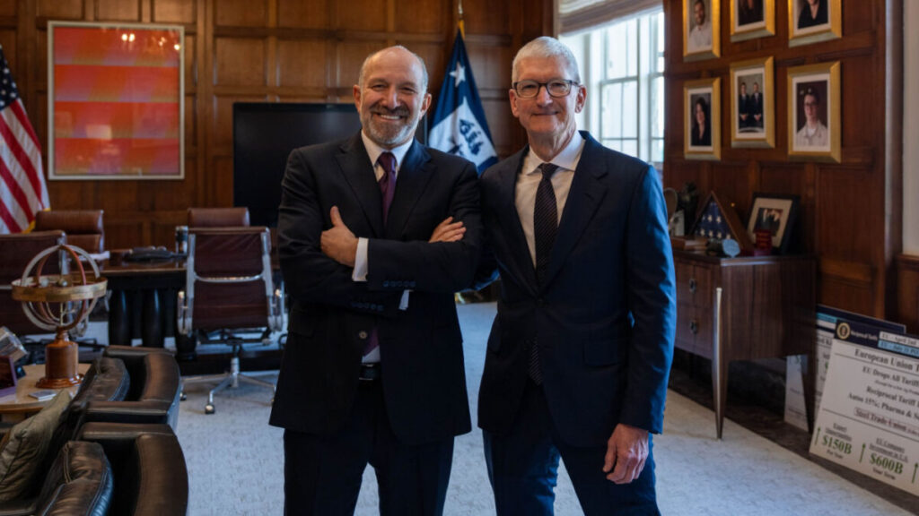 Tim cook renforce son rôle après l'annonce de son départ d'apple