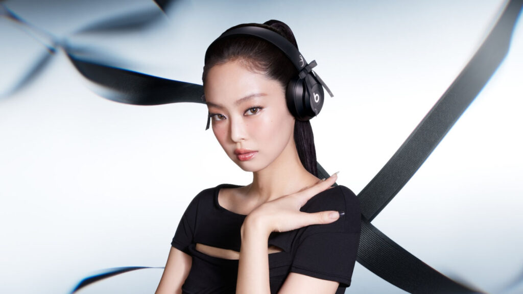 Beats lance un casque solo 4 noir avec jennie et un câble usb-c de 3 mètres