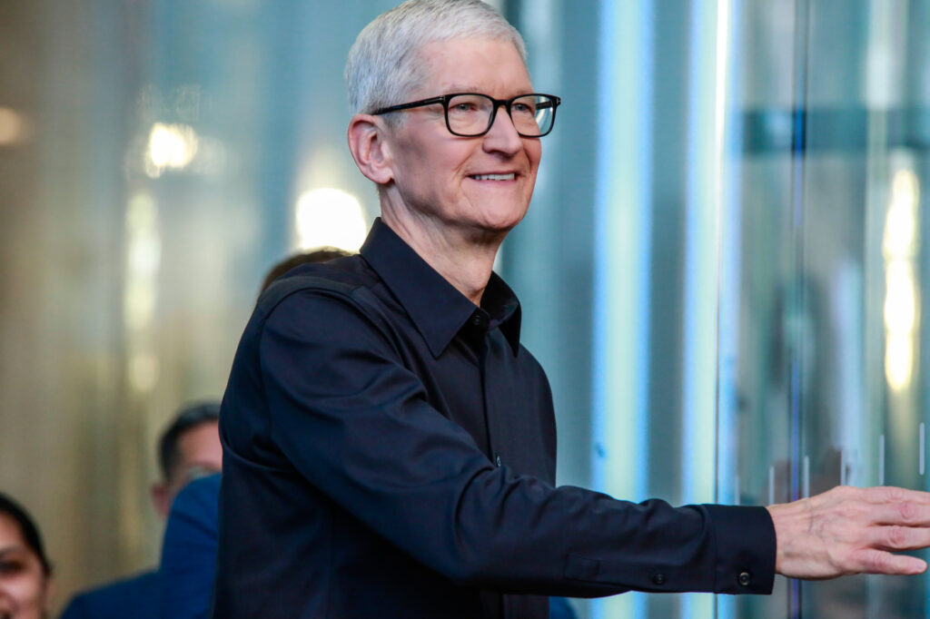 Réactions des leaders tech au départ de tim cook d'apple