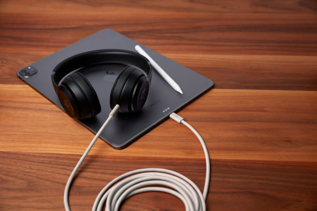Beats lance un casque solo 4 noir avec jennie et un câble usb-c de 3 mètres