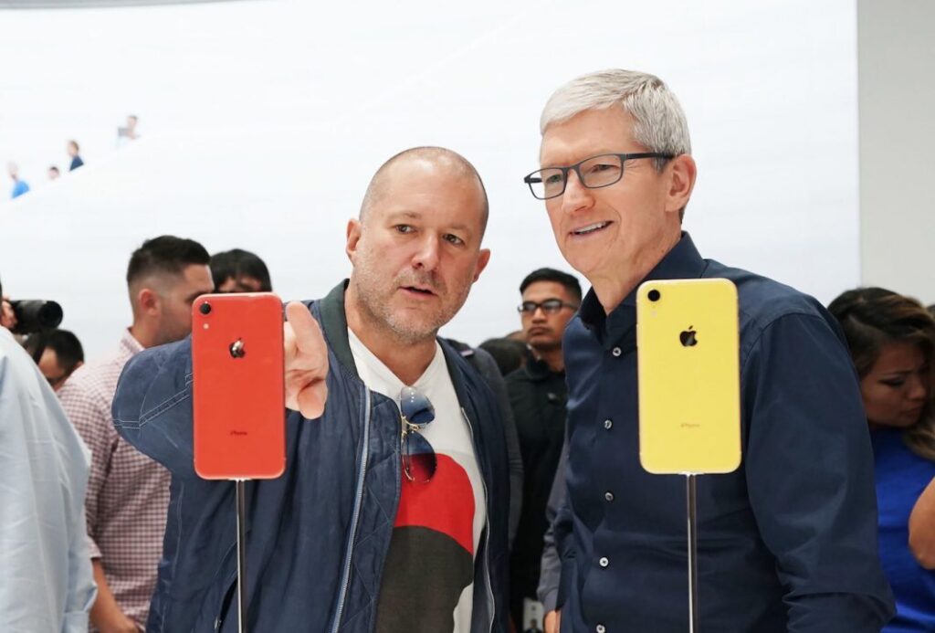 Jony ive absent de la plainte d'apple contre openai
