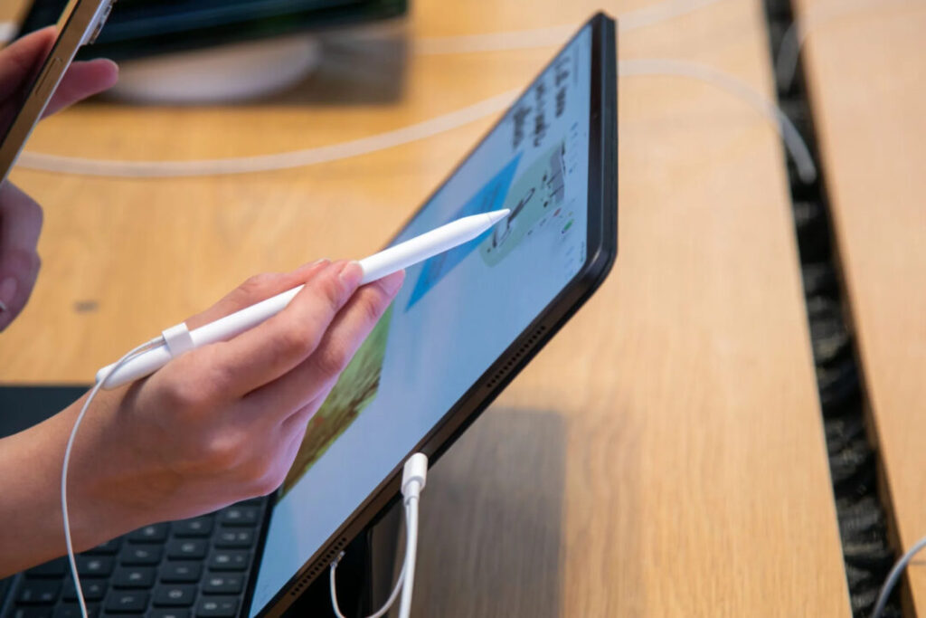 Apple innove avec des commandes tactiles dynamiques pour ses accessoires