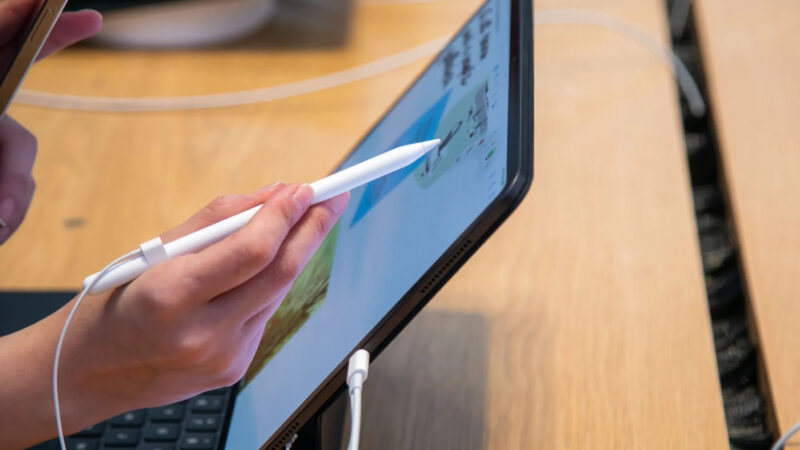 Apple innove avec des commandes tactiles dynamiques pour ses accessoires