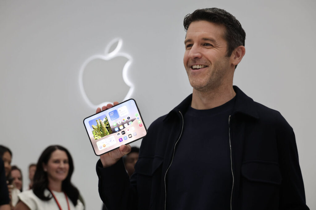 Apple présente l'iphone duo, un smartphone pliable innovant Apple présente l'iphone duo, un smartphone pliable innovant