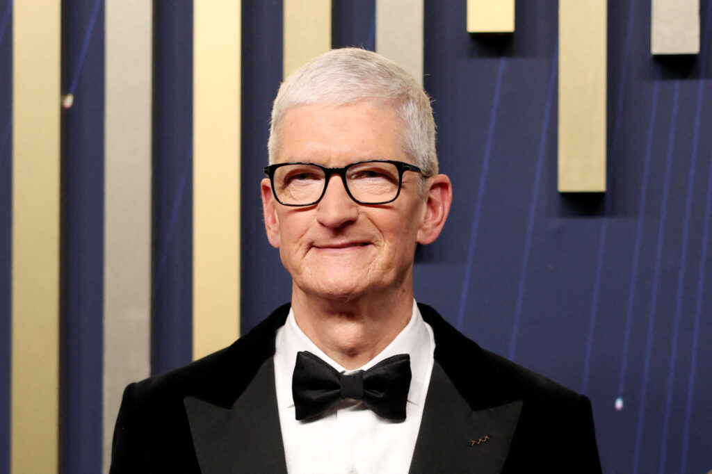 Tim cook lance le développement d'un iphone pliable chez apple