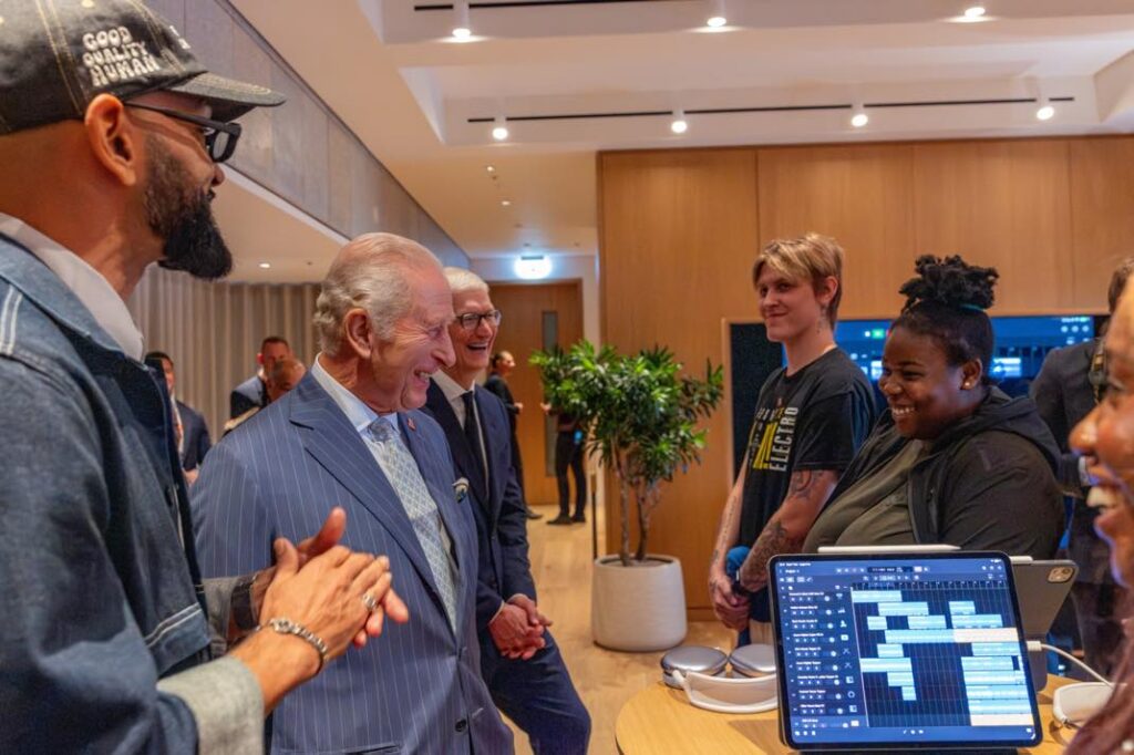 Apple lance des creative labs pour former les jeunes au numérique