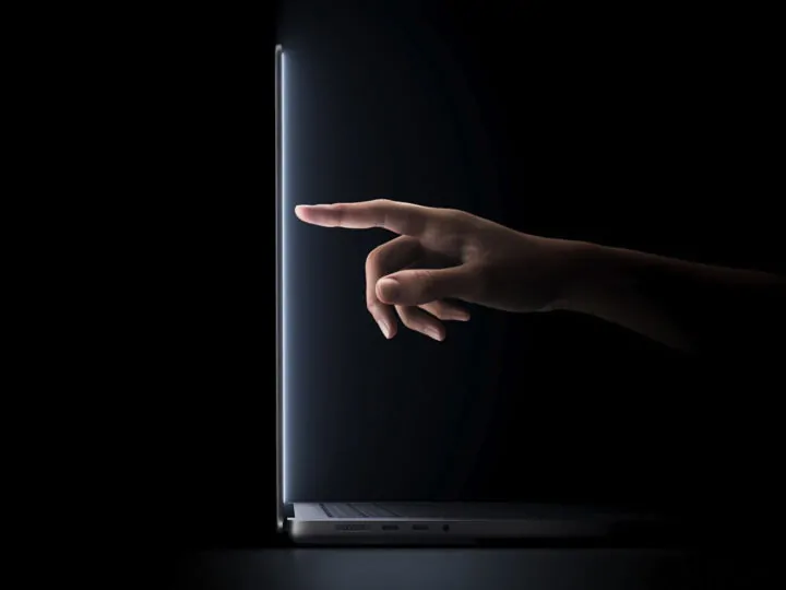 Apple lance son MacBook Pro avec écran OLED tactile
