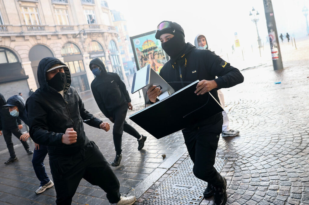 Pillage d'apple store en france lors des manifestations