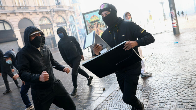 Pillage d&rsquo;apple store en france lors des manifestations