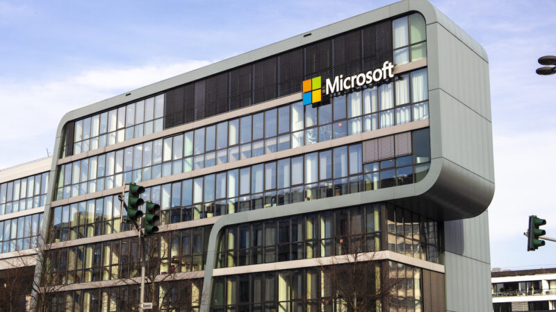 L&rsquo;administration trump suspend le programme PERM pour microsoft et adobe