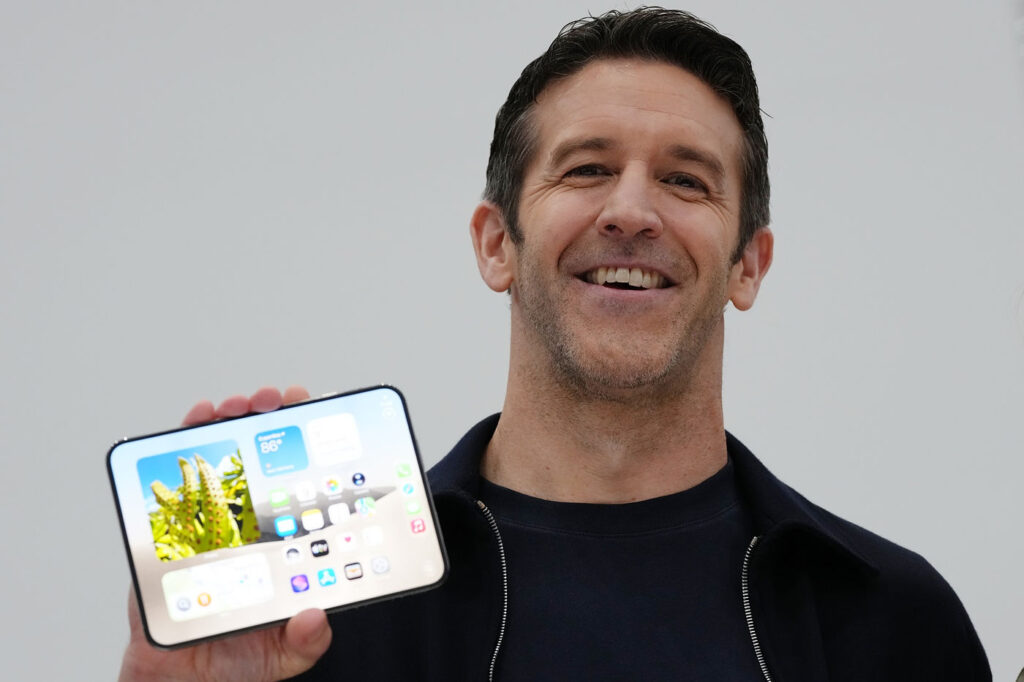 Apple présente l'iphone duo face à la concurrence des smartphones pliables